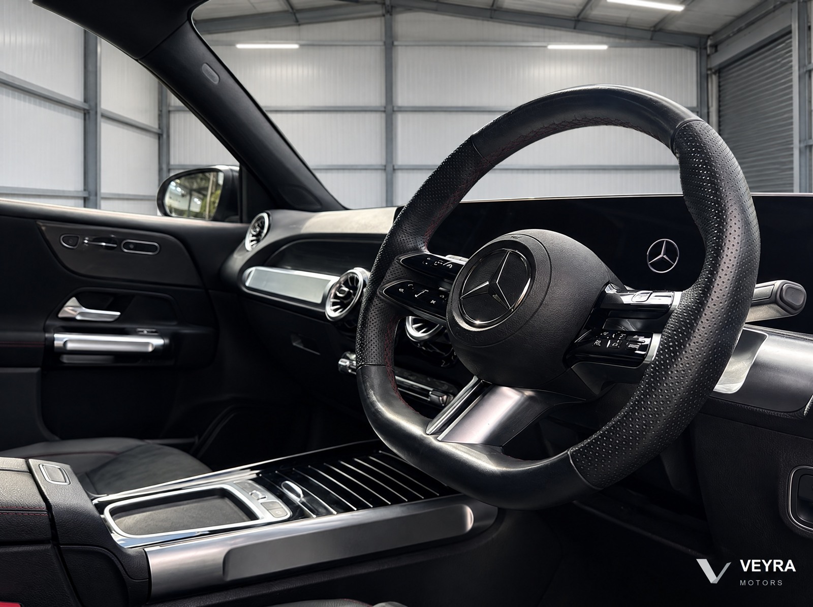 Steering wheel and cockpit